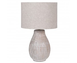 Moderní keramická béžová stolní lampa Pierre s kulatým stínítkem ze lněné textilie a strukturovanou designovou podstavou se svislým zdobením
