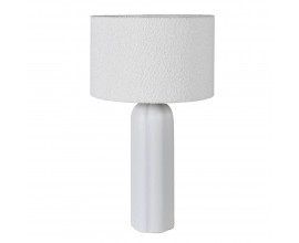 Moderní keramická bílá stolní lampa Mila s válcovým bílým boucle stínítkem a keramickou nohou 74 cm