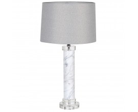 Stolní lampa Lira v glamour stylu s bílou válcovitou mramorovou nohou a průhlednými akrylovými detaily se světle šedým lněným stínítkem
