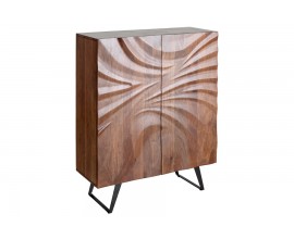 Designová dvoudveřová art deco barová skříňka Viento v obdélníkovém tvaru z masivního akáciového dřeva s vyřezáváním a kovovými nožičkami v černé barvě se dvěma policemi