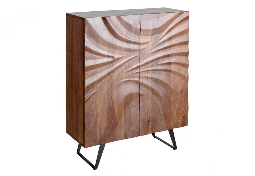 Designová dvoudveřová art deco barová skříňka Viento v obdélníkovém tvaru z masivního akáciového dřeva s vyřezáváním a kovovými nožičkami v černé barvě se dvěma policemi