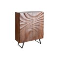 Designová dvoudveřová art deco barová skříňka Viento v obdélníkovém tvaru z masivního akáciového dřeva s vyřezáváním a kovovými nožičkami v černé barvě se dvěma policemi