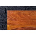 Designov&aacute; modern&iacute; n&aacute;stěnn&aacute; police Makassar s medově hněd&eacute; barvě s v&yacute;raznou natur&aacute;ln&iacute; kresbou letokruhů 110 cm