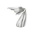 Designový glamour příruční stolek Whale ve stříbrné barvě z kovu v podobě velrybího ocasu