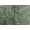 Stylová dvoudveřová tyrkysová art deco barová skříňka Cumbria s vyřezávaným hadím motivem a zlatou kovovou konstrukcí 120 cm