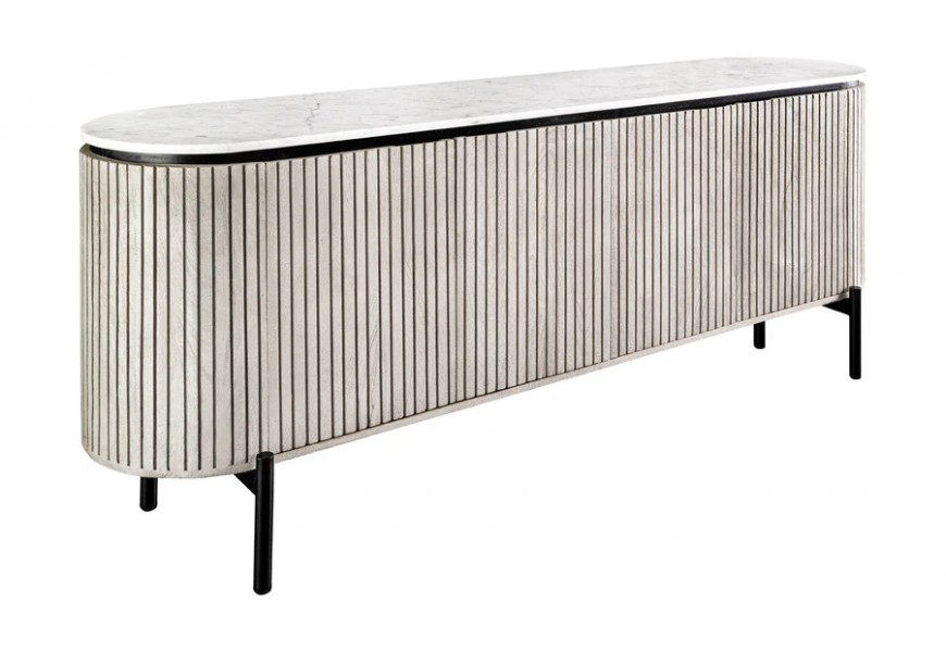 Luxusní čtyřdveřový obdélníkový příborník Manio se zaoblenými rohy v art deco stylu v bílé barvě s černými nožičkami s mramorovou deskou a žebrovaným designem