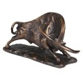 Designová vintage socha býka Bull z kamene s bronzovou patinou s matným povrchem na obdélníkové černé podstavě