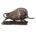 Stylová vintage pryskyřičná soška býka Bull s bronzovou patinou na obdélníkové podstavě s matným povrchem 36 cm