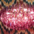 Luxusní kulatý glamour stropní lustr Malin ve fialové barvě se skleněnými krystaly a kovovou zlatou konstrukcí 90 cm