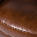 Luxusn&iacute; vintage hněd&eacute; křeslo Clifford s potahem z prav&eacute; kůže s vyb&iacute;jen&yacute;m zlat&yacute;m zdoben&iacute;m a dřevěn&yacute;ma nohama 91 cm