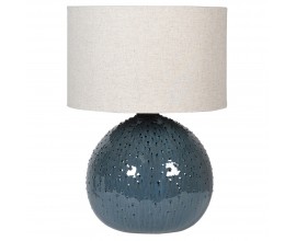 Moderní designová keramická stolní lampa s válcovitým stínítkem ze lněné textilie v oblačné šedé barvě a kulatou modrou podstavou s asymetrickým reliéfním bodovým zdobením