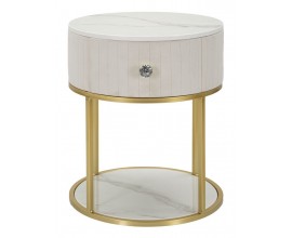 Designový art deco kulatý noční stolek Glamia Tapisé s textilním potahem se semišovým finišem v krémové bílé barvě s jednou zásuvkou s krystalovou úchytkou s vrchní deskou a policí z bílého mramoru s kovovým rámem ve zlaté barvě