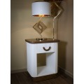 Art deco obdélníkový noční stolek Glamia Blanc s hnědou vrchní deskou a vroubkovaným bílým korpusem se zásuvkou 62 cm