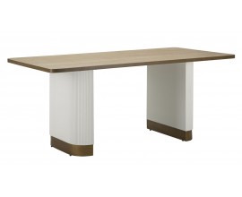 Luxusní glamour jídelní stůl Glamia Blanc v obdélníkovém tvaru se dvěma nožičkami s kovovým zlatým detailem as vroubkovaným povrchem v krémové barvě s vrchní deskou v hnědé barvě z jasanu