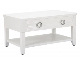 Luxusn&iacute; venkovsk&yacute; b&iacute;l&yacute; konferenčn&iacute; stolek Lucido Bianco v lesk&yacute;m n&aacute;těrem s obd&eacute;ln&iacute;kovou vrchn&iacute; deskou a dvěma &scaron;upl&iacute;ky s polic&iacute; s prohnut&yacute;mi nožičkami a line&aacute;rn&iacute;m reli&eacute;fn&iacute;m zdoben&iacute;m s kovov&yacute;mi &uacute;chyty s chromov&eacute;m proveden&iacute;