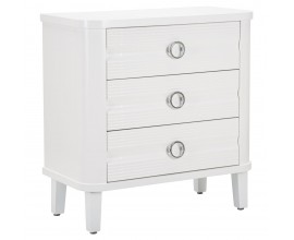 Luxusní moderní komoda Lucido Bianco s lesklým bílým nátěrem obdélníkového tvaru se třemi zásuvkami s reliéfním zdobením a kulatým lesklým chromovým úchytem se čtyřmi nožičkami s kovovými kluzáky