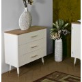 Art deco obdélníková bílá komoda Samira se třemi zásuvkami se zlatými úchyty a hnědou vrchní deskou 80 cm