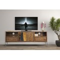 Masivn&iacute; industri&aacute;ln&iacute; TV stolek Selvaggio s dv&iacute;řky a dvěma &scaron;upl&iacute;ky a policemi v natur&aacute;ln&iacute; tmavě hněd&eacute; barvě 175 cm