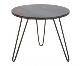 Modern&iacute; masivn&iacute; konferenčn&iacute; stolek Selvaggio s masivn&iacute; kulatou vrchn&iacute; deskou z ak&aacute;ciov&eacute;ho dřeva v př&iacute;rodn&iacute; hněd&eacute; barvě s čern&yacute;m akcentem a třemi tmav&yacute;mi kovov&yacute;mi nohami