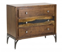 Modern&iacute; masivn&iacute; komoda Selvaggio z ak&aacute;cie v př&iacute;rodn&iacute; hněd&eacute; barvě s tmavou kresbou letokruhů a čern&yacute;m akcentem se třemi z&aacute;suvkami s kulat&yacute;mi &uacute;chyty a nožičkami z tmav&eacute;ho kovu