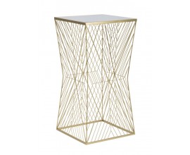 Glamour stolek Dimension se zrcadlovou čtvercovou deskou a zlatou kovovou podstavou s propletenou geometrickou konstrukc&iacute;.