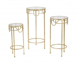 Art deco sada tř&iacute; př&iacute;ručn&iacute;ch stolků Solara se starožitn&yacute;m zlat&yacute;m r&aacute;mem z kovu s vintage n&aacute;dechem a elegantn&iacute;mi oblouky pod kulatou skleněnou průhlednou deskou