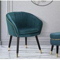 Designová art deco jídelní židle Aurelle zaobleného tvaru čalouněná semišovou textilií s kanálkovým prošíváním v petrolejové modré barvě s černými nožičkami se zlatými detaily