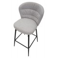 Moderní barová židle Magnus se světle šedým čalouněním z látky s ergonomickým opěradlem na černých kovových nohách 108 cm