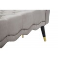 Designov&aacute; chesterfield lavice Richetti s &scaron;ed&yacute;m sametov&yacute;m potahem a zahnut&yacute;mi bočn&iacute;mi opěrkami s ozdobn&yacute;m pro&scaron;&iacute;v&aacute;n&iacute;m 120 cm
