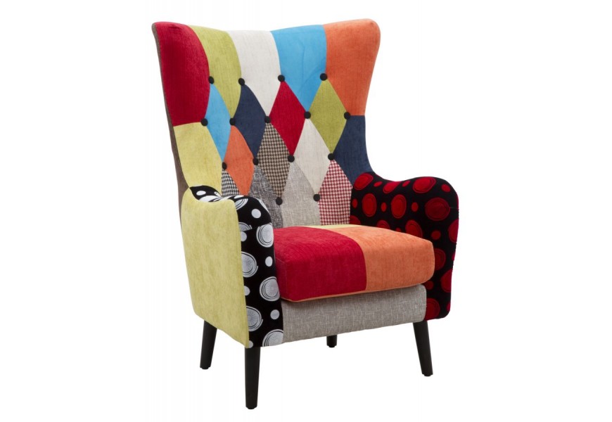 Moderní vícebarevné čalouněné křeslo Burlone s vysokou zádovou opěrkou s prodlouženými rohy a černými dřevěnými nožičkami s potahem s patchworkovým vzorem v červené a zelené a modré barvě