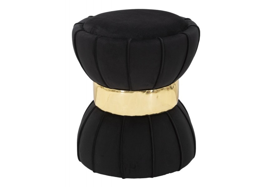 Čalouněná glamour taburetka Glamia Tapisé s potahem ze sametu v černé barvě a výrazným vertikálním prošíváním a zlatou obručí uprostřed