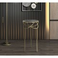 Art deco kovový zlatý kovový kulatý příruční stolek Alisia s vrchní skleněnou černou deskou s oblými detaily 80 cm