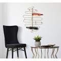 Art deco z&aacute;věsn&yacute; stojan na v&iacute;no Malos z kovu ve zlat&eacute; barvě s vlnit&yacute;m vzhledem s drž&aacute;ky na čtyři l&aacute;hve 72 cm