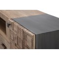 Masivní moderní TV stolek Cubilio z hnědého akáciového dřeva s černými kovovými nožičkami mozaikovými dvířky 145 cm