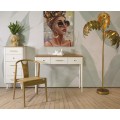Designová art deco sestava nábytku Samira do ložnice s komodou a konzolovým stolkem v bílé barvě s naturálními hnědými deskami s drážkovaným reliéfním zdobením a zlatými kovovými detaily s dřevěnou židlí s vídeňským ratanovým výpletem a opěrkou ve tvaru Y