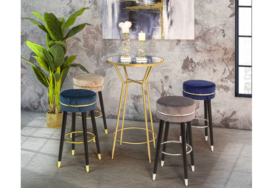 Designová art deco sestava Laurentia se stolem se zlatou konstrukcí a zrcadlovou deskou a kulatými barovými židlemi se sametovým potahem v modré a šedé a béžové barvě s černými nožičkami