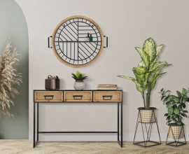 Designová industriální chodbová sestava Herringbone s černou kovovou konstrukcí s hnědými přírodními detaily
