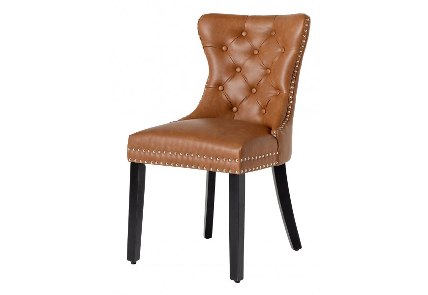 Rustikální chesterfield jídelní židle Torino s vysokým opěradlem s prošíváním s kulatými knoflíky se stříbrnými dekoračními nýty s hnědým ekokůženým čalouněním s černými dřevěnými nožičkami