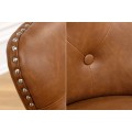 Chesterfield j&iacute;deln&iacute; židle Torino s čalouněn&iacute;m z hněd&eacute; kůže s pro&scaron;&iacute;van&yacute;m opěradlem s čern&yacute;mi dřevěn&yacute;mi nožičkami 93 cm
