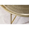 Designový glamour kulatý konferenční stolek Zahara z kovu ve zlaté barvě s vybíjeným zdobením na vrchní desce 66 cm
