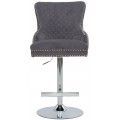 Art deco čalouněná šedá barová židle Lery se stříbrnou nastavitelnou nohou s vybýjenými detaily s klepátkem 130 cm