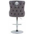 Art deco čalouněná šedá barová židle Lery se stříbrnou nastavitelnou nohou s vybýjenými detaily s klepátkem 130 cm