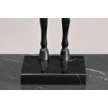 Moderní stolní lampa Equina s černým stínítkem se zlatým vnitřkem a černou akrylovou sochou koně na mramorové podstavě 75 cm