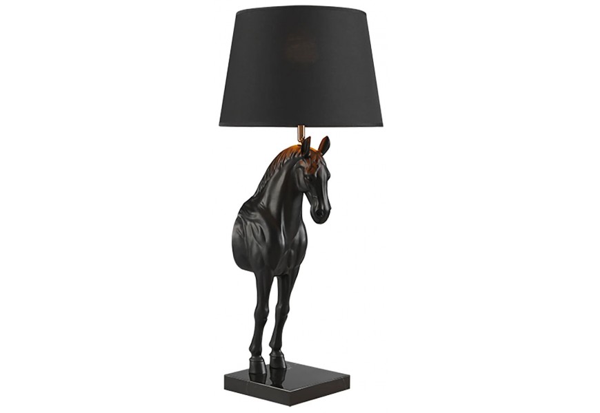 Designová stolní lampa Equina s černým stínítkem z textilu se zlatým vnitřkem se zlatým kovovým držákem a černou akrylovou sochou koně v přední části na čtvercové černé mramorové podstavě