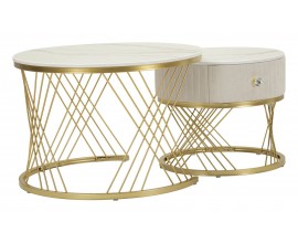 Art deco set dvou příručních stolků Glamia Tapisé v kulatém tvaru se vzorovanou kovovou nohou ve zlaté barvě s vrchní mramorovou deskou v bílé barvě s béžovým potahem s prošíváním a sametovým leskem