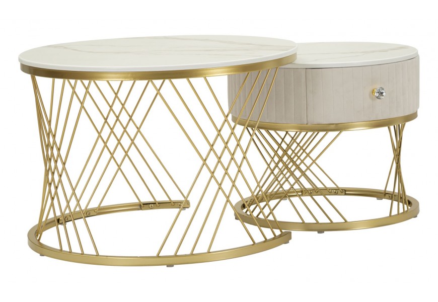 Art deco set dvou příručních stolků Glamia Tapisé v kulatém tvaru se vzorovanou kovovou nohou ve zlaté barvě s vrchní mramorovou deskou v bílé barvě s béžovým potahem s prošíváním a sametovým leskem