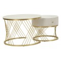 Art deco set dvou příručních stolků Glamia Tapisé v kulatém tvaru se vzorovanou kovovou nohou ve zlaté barvě s vrchní mramorovou deskou v bílé barvě s béžovým potahem s prošíváním a sametovým leskem