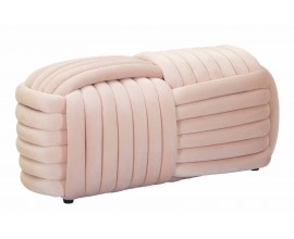 Designov&aacute; lavice Nodo v obd&eacute;ln&iacute;kov&eacute;m tvaru v růžov&eacute; barvě ve tvaru klub&iacute;čka na pleten&iacute; se sametov&yacute;m potahem s mal&yacute;mi čern&yacute;mi nožičkami