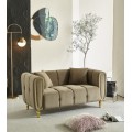 Designová glamour sedačka Celestia se světlým hnědým sametovým potahem a zlatými kovovými detaily 155 cm