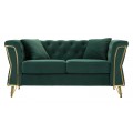 Glamour zelen&aacute; dvoum&iacute;stn&aacute; sedačka Velaria se sametov&yacute;m čalouněn&iacute;m s pro&scaron;&iacute;v&aacute;n&iacute;m chesterfield na opěradle a zlat&yacute;mi detaily 162cm
